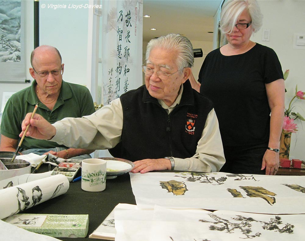 I-Hsiung Ju demonstrating Chinese brush painting for students